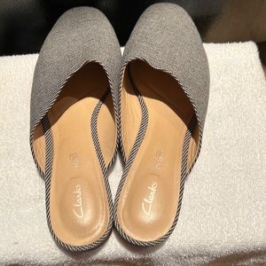 Clarks Cushion Mules Slides Shoes Flats SIZE 8M Stacked Heel Slip On Neutral